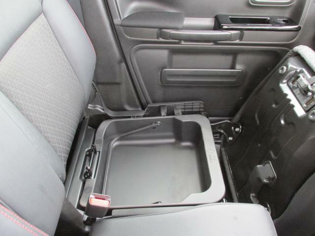 助手席座面下にも収納があります。取り外して車外に持ち出すこともできます。