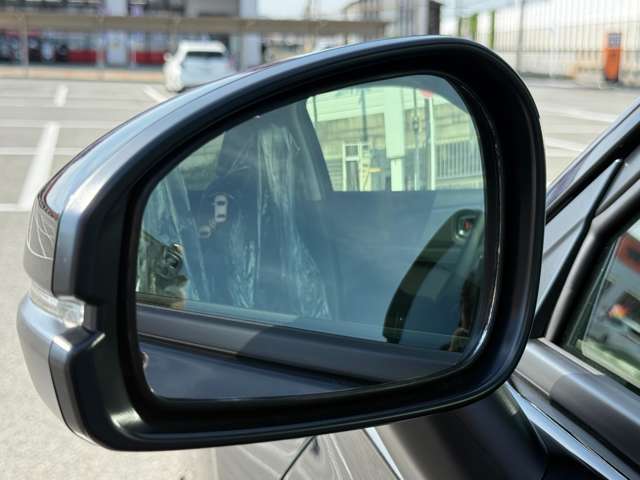 ブラインドスポットインフォメーションを装備しています♪。隣接する車線後方に他の車両が走行していることを知らせ、運転者の車線変更などの操作の際の負担を軽減するシステムです。