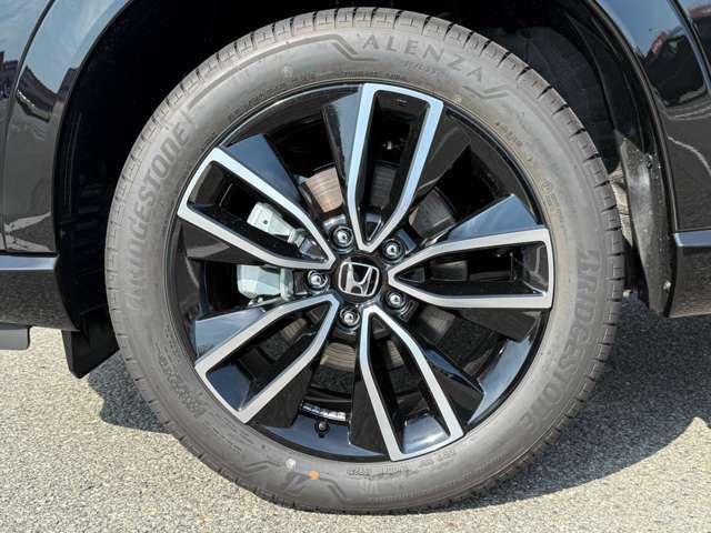 純正18インチアルミホイールを装備☆タイヤサイズは225/50R18となっております！