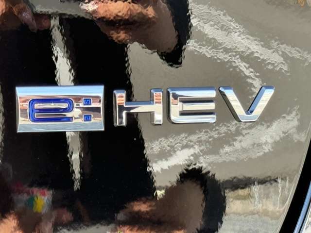 e:HEVとは、駆動用モーターと発電用モーターの2つのモーターを備えたホンダのハイブリッドシステムのことで、モーター走行を主体に電気エネルギーやエンジン動力を最も効率よく使い分け、低燃費で高い効率性を実現。