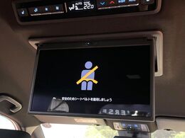 【13型有機ELフリップダウン】三列目からでも迫力のエンタメが観れる大画面フリップダウン。有機ELのモニターでは、一般的なフリップダウンよりも高コントラストでキレイな映像を楽しめます。