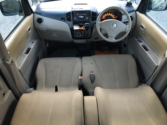 カーズ大阪では中古車販売をメインに各種保険の取扱、板金修理まで幅広く対応しています。中古車販売は全国どこでも対応可能！遠方の方でも安心して買ってもらえるような取り組み・工夫を行なっています。