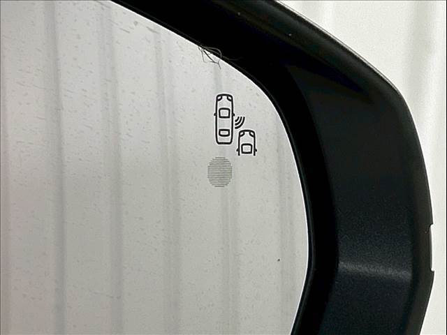 ブラインドスポットモニター搭載で後方から接近する車両にも簡単に気づけます。