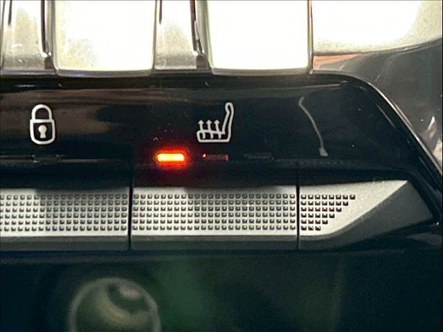 レザーシートには重宝する「シートヒーター」付き。冬場にとても大活躍！！