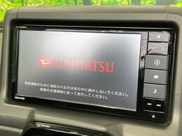 【純正ナビ】人気の純正ナビを装備しております。ナビの使いやすさはもちろん、オーディオ機能も充実！キャンプや旅行はもちろん、通勤や買い物など普段のドライブも楽しくなるはず♪