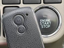 【キーレス】少し離れた場所からでもボタン一つでドアの開錠・施錠ができるのでとっても便利！ドアの鍵穴周りに傷をつけることもありません♪