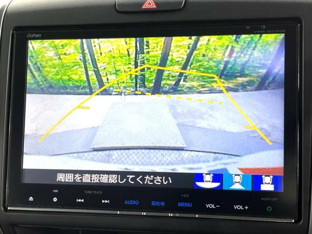 【バックカメラ】駐車時に後方がリアルタイム映像で確認できます。大型商業施設や立体駐車場での駐車時や、夜間のバック時に大活躍！運転スキルに関わらず、今や必須となった装備のひとつです！