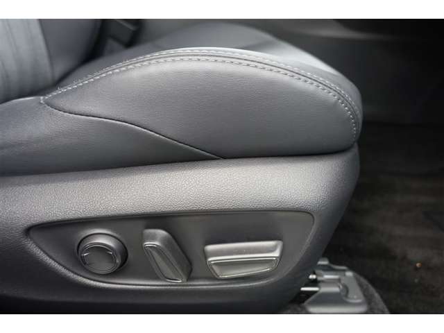 運転席にはパワーシートが付いております。パワーシートは指先1つで操作出来るためチカラの弱い女性の方でもシートに座ったまま操作出来ます♪