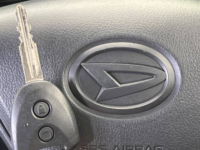 【キーレス】少し離れた場所からでもボタン一つでドアの開錠・施錠ができるのでとっても便利！ドアの鍵穴周りに傷をつけることもありません♪