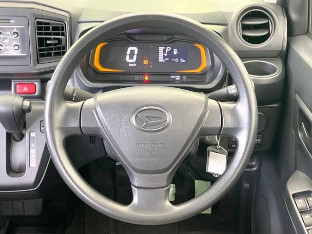 インテリアに合わせたデザインのステアリングは、運転される方のことも考え、運転しやすい形状、大きさです。是非一度、実際に触ってお確かめください。