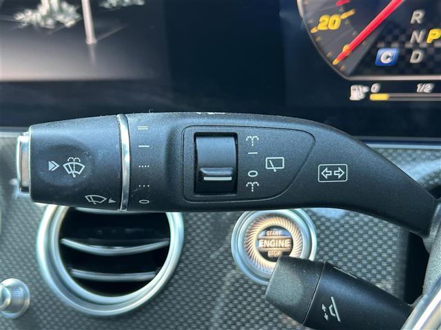 【オートワイパー（AUTO）】雨が降り出した時に、雨滴検出用センサー（レインセンサー）が雨滴を感知すると、自動でワイパーが動作します。