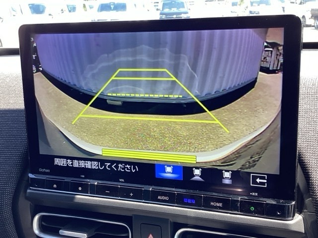 バックカメラも装備しております。車庫入れの苦手なお客様も安心！重宝してくれます！