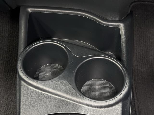 便利なカップホルダーを装備しています。　缶ジュースを開けて運転していると振動で倒れないかヒヤヒヤ、意外と置き場に困るもの。　意外に重要な装備ですね。