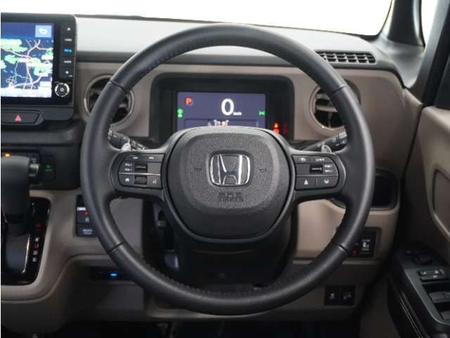 【Honda SENSING】 カメラ等装置で精度の高い検知能力を発揮、安全運転を支援します。ステアリング上のコントローラーに注目！