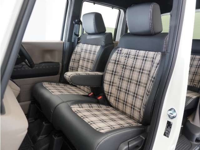 運転席と助手席は足元が繋がっているので自由に行き来しやすいので駐車場が狭いときでも助手席側からスムーズに乗り降りできて便利！