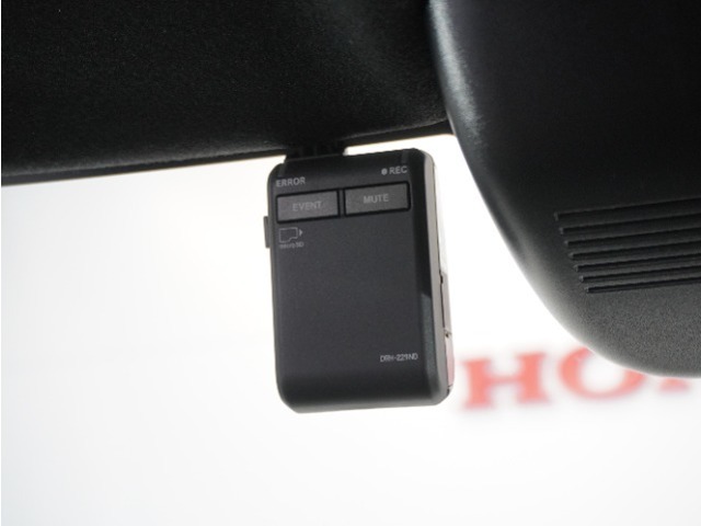 ◆ドライブレコーダー◆映像・音声などを記録する自動車用の装置です。　もしもの事故の際の記録はもちろん、旅行の際の思い出としてドライブの映像を楽しむことができます。