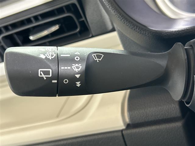 【運転席操作部】『運転席周辺の装備』の画像になります。快適なドライブを楽しむための機能が装備されています！運転席から触れるので使いやすいです！