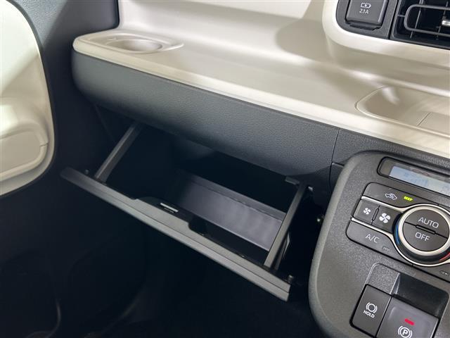 【グローブボックス】『グローブボックス』の画像になります。車検証ケースや日頃使う小物類の収納に便利ですね！