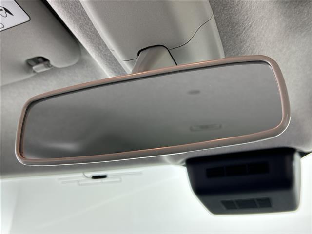 【バックミラー】『バックミラー周辺』の画像になります。写真の内容に関してご不明点、ご質問等がございましたらお気軽にガリバー店舗までお問い合わせください。