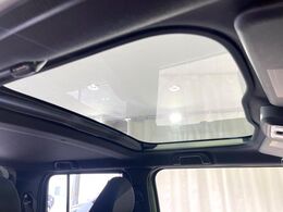 【ガラスルーフ】ガラスルーフ搭載で車内の解放感が一気にアップ！開放的なドライブをお楽しみいただけます。