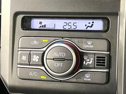 【オートエアコン】一度お好みの温度に設定すれば、車内の温度を検知し風量や温度を自動で調整。暑い…寒い…と何度もスイッチ操作をする必要はありません。快適な車内空間には必須の機能ですね♪