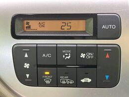 【オートエアコン】一度お好みの温度に設定すれば、車内の温度を検知し風量や温度を自動で調整。暑い…寒い…と何度もスイッチ操作をする必要はありません。快適な車内空間には必須の機能ですね♪