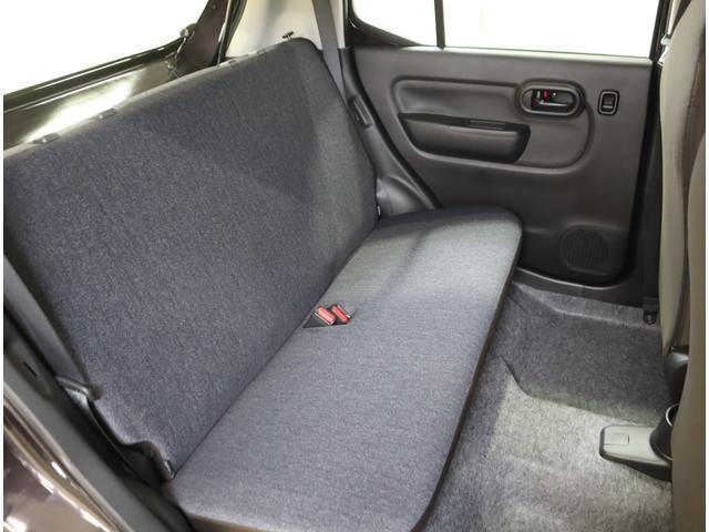 後席は一体型のシートになっています。コンパクトだけど足元は広々です。