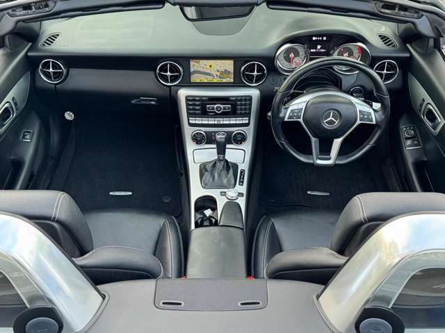 オープンカーですので解放感溢れる車両となっております！入庫時に入念なクリーニングも行っておりますので購入後も快適にお乗り頂ける車両となっております！