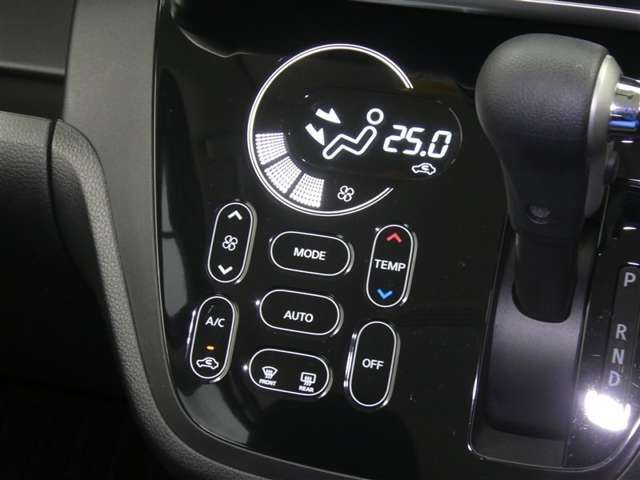 【オートエアコン】車内温度を感知して自動で温度調整をしてくれるのでいつでも快適な車内空間を創り上げます！どの席に座っても快適なドライブが楽しめます♪