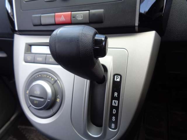 操作性の良い位置にあるインパネシフト！燃費も良く爽快な走りが可能なCVT車です！
