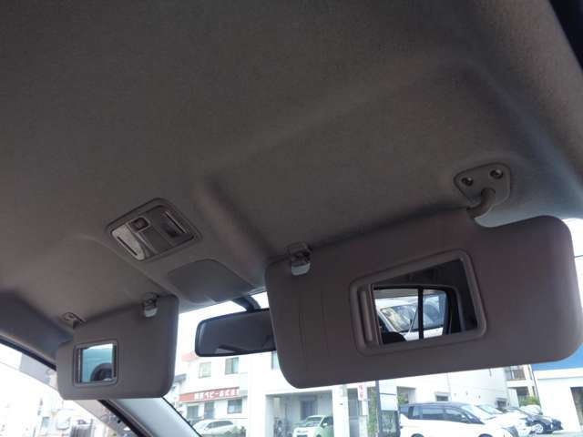 運転席・助手席には身だしなみをチェックできるバニティミラー付※