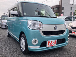 ボディカラーにかかわらず、ドアミラーがパールホワイトとなり、サイドビューのアイコニックなアクセントになっています。