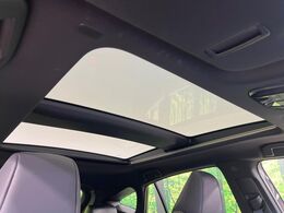 【調光パノラマルーフ】車内の解放感が一気に上がる大型パノラマルーフに調光機能がプラス！日差しが強い時、シェードを閉めなくてもガラスの透明度を調整することで心地よい明るさに♪