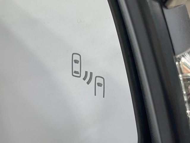 【ブラインドスポットモニター】走行中、ドアミラーの死角になりやすい箇所に後続車が接近するとサイドミラーのレンズに警告を表示！ドライバーに注意喚起をしてくれます。