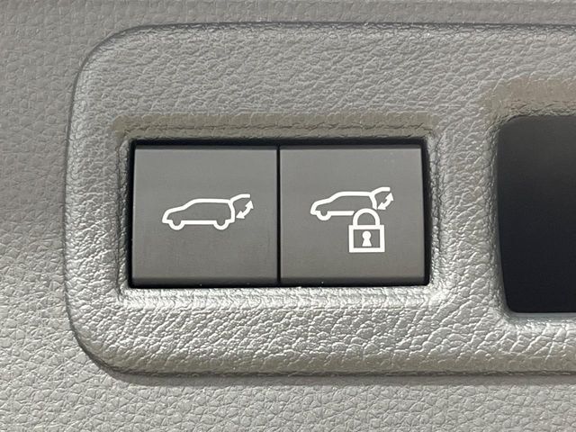 【パワーバックドア】スマートキーや運転席のボタンを押すだけでリアゲートが自動で開閉します！荷物を持っている時や、高い位置にあるバックドアを閉める際に便利な機能です♪