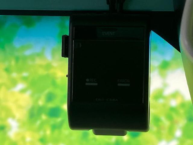 WECARSの展示場では実際に見て、触ってお車をお選びいただけます！知識の豊富な営業スタッフが様々なカーライフをご提案いたします！