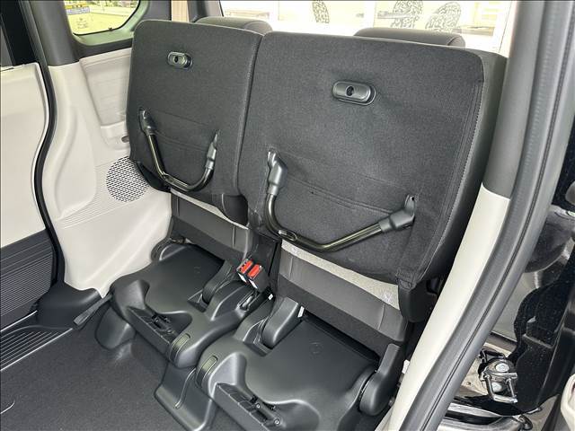 後部座席は上げることができ、大きな荷物もラクラク積めちゃいます！！