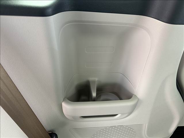 ドリンクフォルダは後部座席にも装備しております！