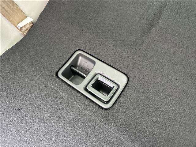 後ろから座席を前後に動かすことが可能です。
