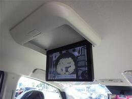 【フリップダウンモニター】後席のゲストやお子様も大画面で映像をお楽しみいただけます！ロングドライブや渋滞中も退屈することのない快適なドライブを！