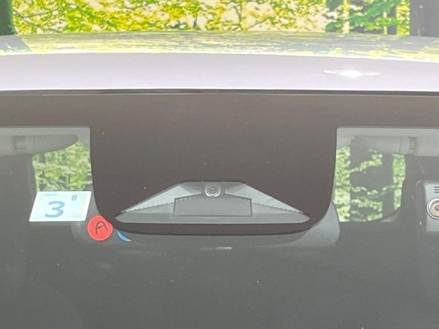 【ホンダセンシング】走行中に前方の車両等を認識し、衝突しそうな時は警報とブレーキで衝突回避と被害軽減をアシスト。より安全にドライブをお楽しみいただけます。