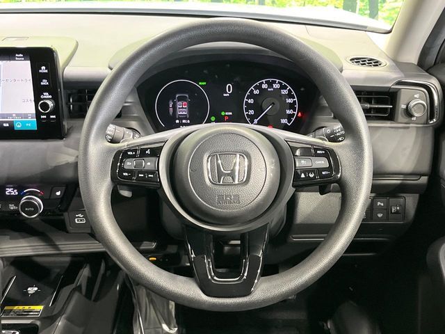インテリアに合わせたデザインのステアリングは、運転される方のことも考え、運転しやすい形状、大きさです。是非一度、実際に触ってお確かめください。