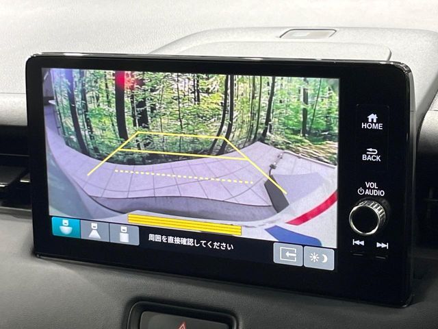 【バックカメラ】駐車時に後方がリアルタイム映像で確認できます。大型商業施設や立体駐車場での駐車時や、夜間のバック時に大活躍！運転スキルに関わらず、今や必須となった装備のひとつです！