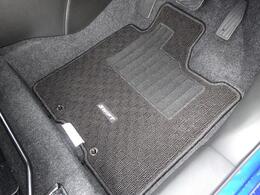 フロアマット装着済み！取り外しも簡単なので掃除もラクラク！