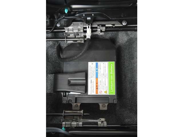 Sエネチャージ搭載で、減速時のエネルギーで発電＆充電。ガソリンの消費を抑えて低燃費を実現し、止まる前からエンジンを止めて、ムダなガソリンを節約。かしこくエコな（新）アイドリングストップです。