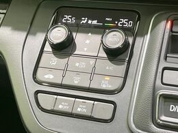 【オートエアコン】一度お好みの温度に設定すれば、車内の温度を検知し風量や温度を自動で調整。暑い…寒い…と何度もスイッチ操作をする必要はありません。快適な車内空間には必須の機能ですね♪