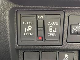 【両側パワースライドドア】スマートキーや運転席のスイッチで後席両側スライドドアの開閉が可能♪電動だから力を入れてドアを開ける必要が無く、小さなお子様でも簡単に開け閉めでき快適です♪