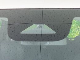 【ホンダセンシング】走行中に前方の車両等を認識し、衝突しそうな時は警報とブレーキで衝突回避と被害軽減をアシスト。より安全にドライブをお楽しみいただけます。