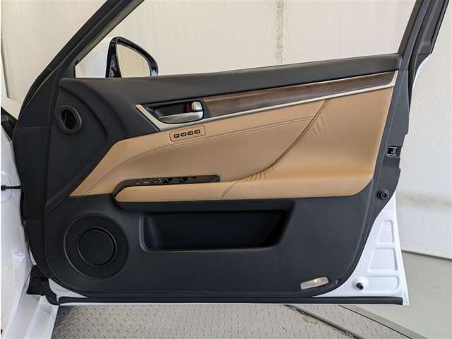 運転席ドア内張はご覧の通りです。ドアポケットの収納もバッチリです。