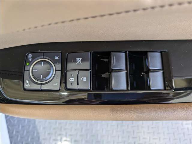 パワーウィンドウのスイッチですよ。　運転席に居ながら窓を開け閉めのコントロールできますよ。　ロック機能で、子供がイタズラして窓を開けるという事も無くなりますよ。